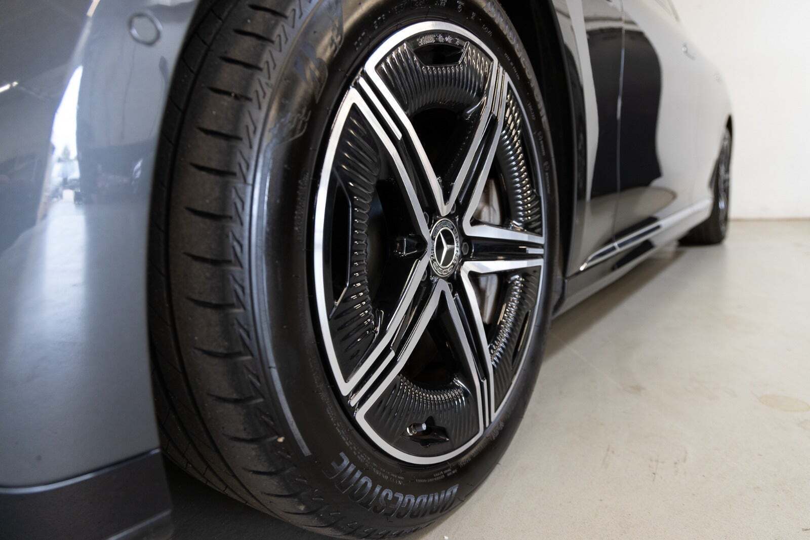 Grå Mercedes EQE350 fra 2024