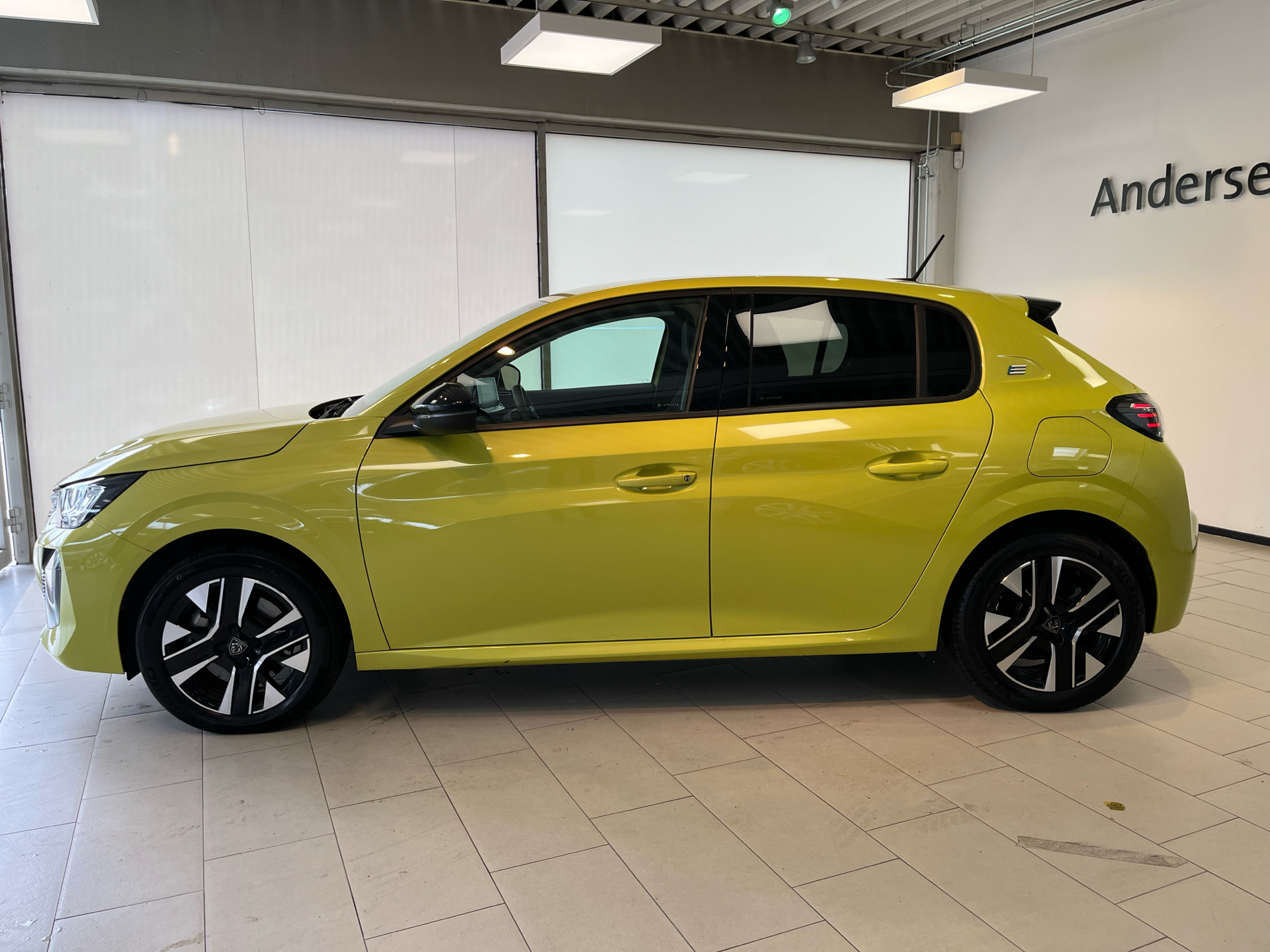 Grøn Peugeot e-208 fra 2023