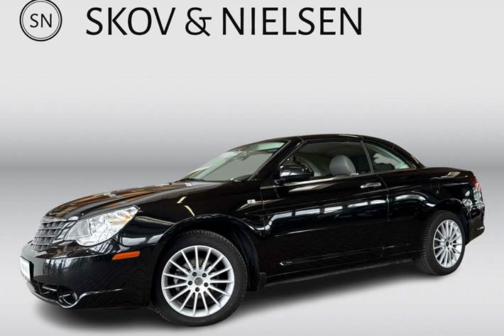 Sort Chrysler Sebring fra 2009 set udefra