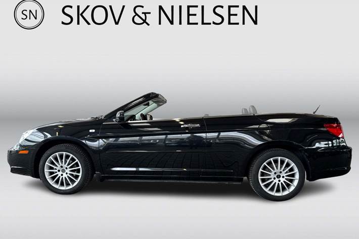 Sort Chrysler Sebring fra 2009 set udefra