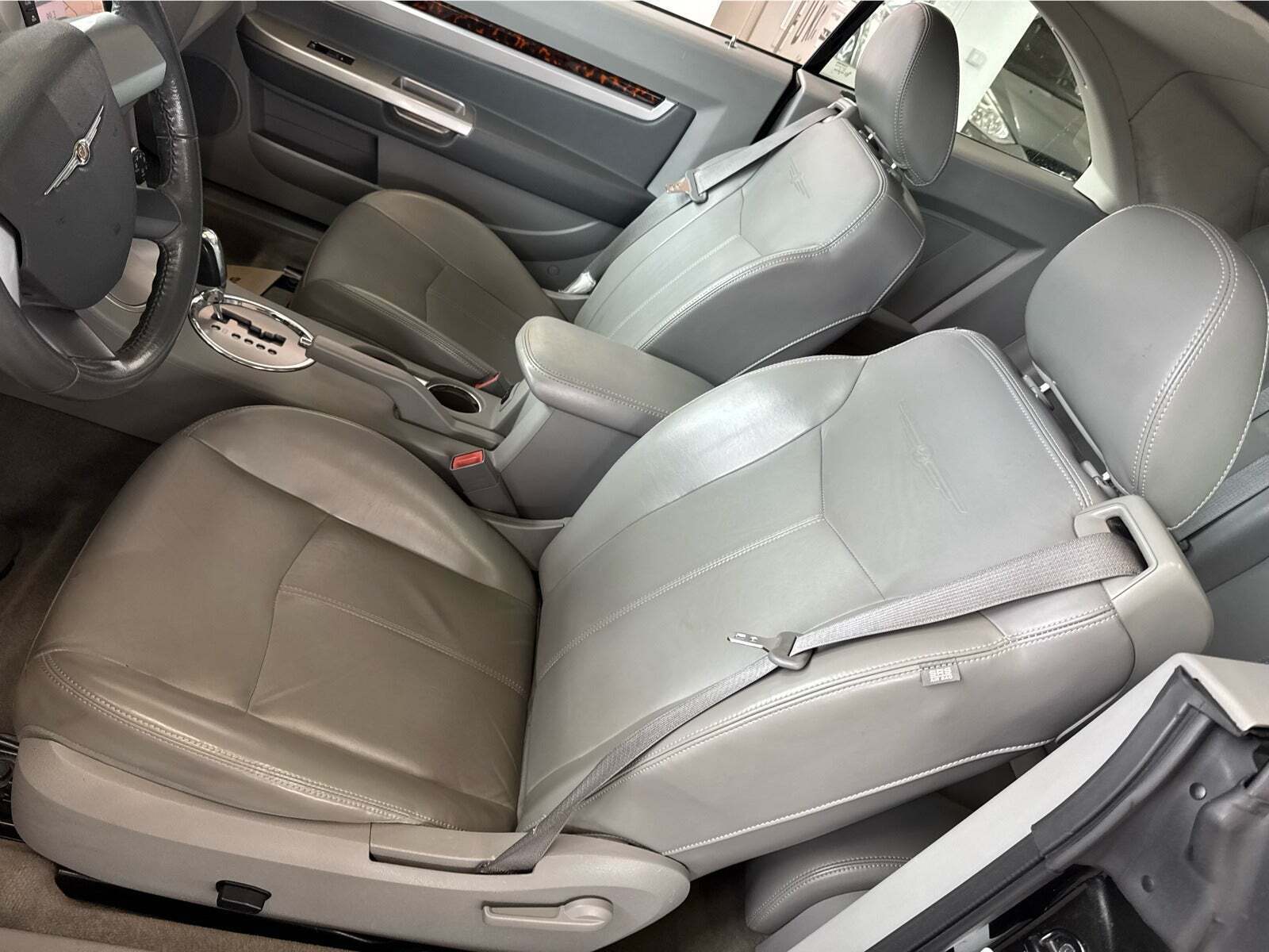 Sort Chrysler Sebring fra 2009 set indefra