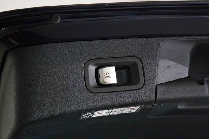 Blå Mercedes C200 fra 2019