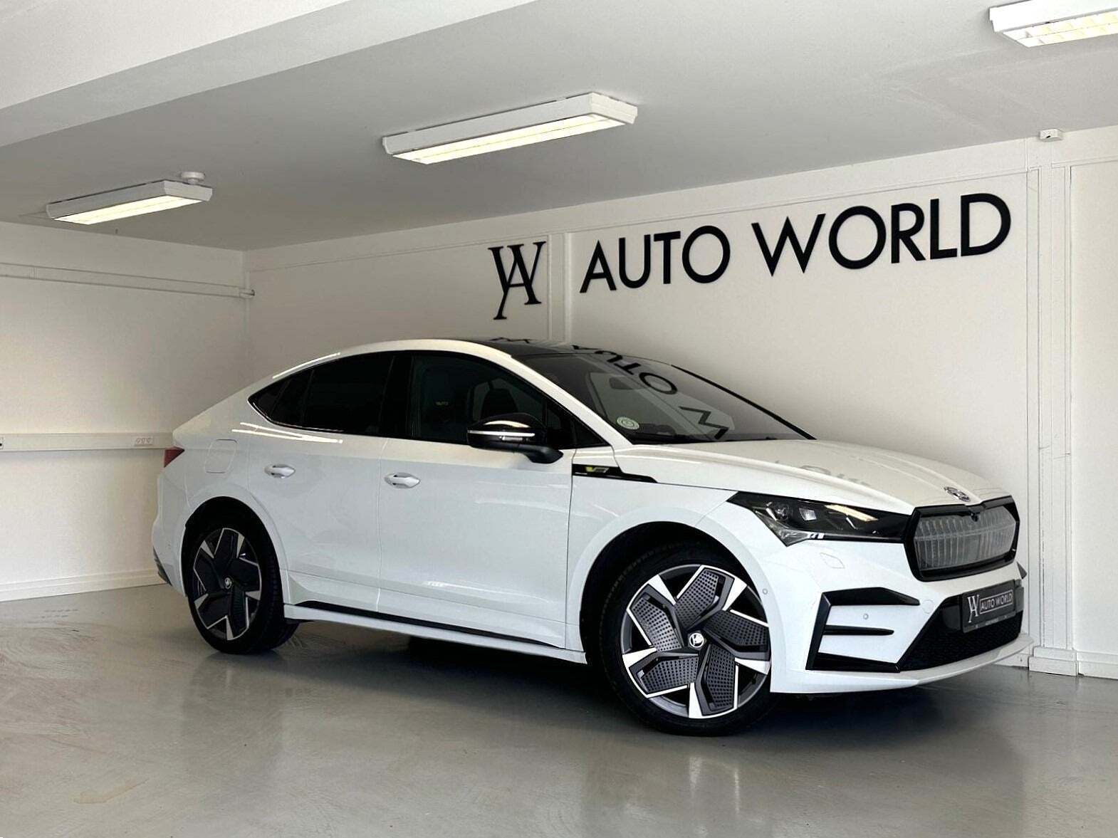 Hvid Skoda Enyaq fra 2023 set udefra