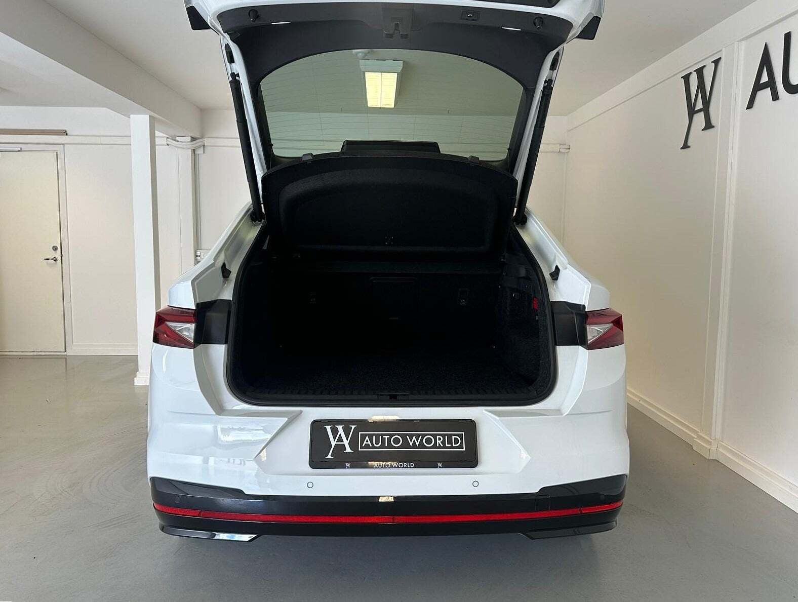 Hvid Skoda Enyaq fra 2023