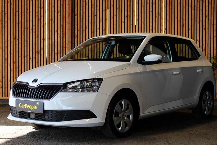 Hvid Skoda Fabia fra 2019 set udefra