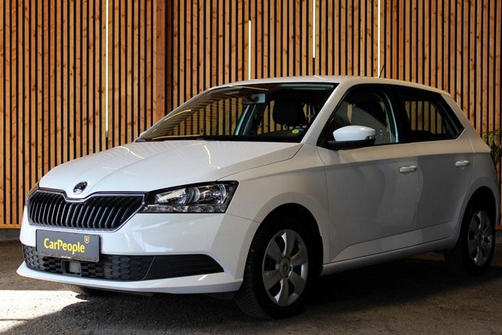 Hvid Skoda Fabia fra 2019 set udefra