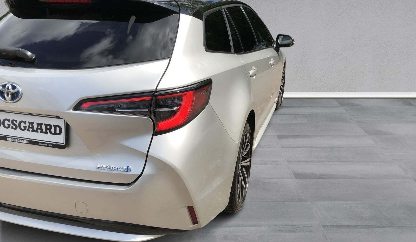 Sølv Toyota Corolla fra 2023
