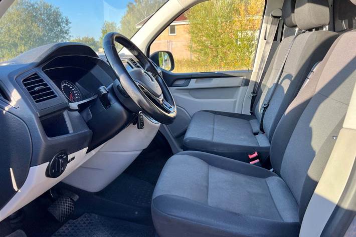 Grå VW Transporter fra 2018 set indefra
