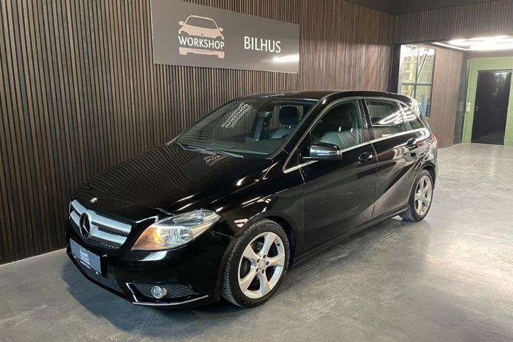 Sort Mercedes B180 fra 2014 set udefra