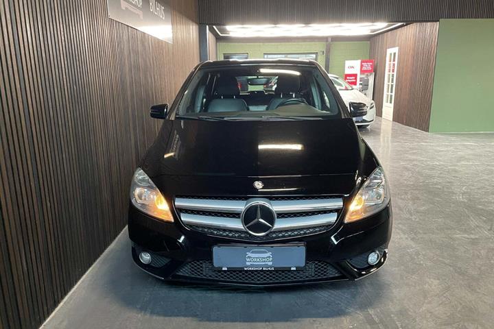 Sort Mercedes B180 fra 2014 set udefra
