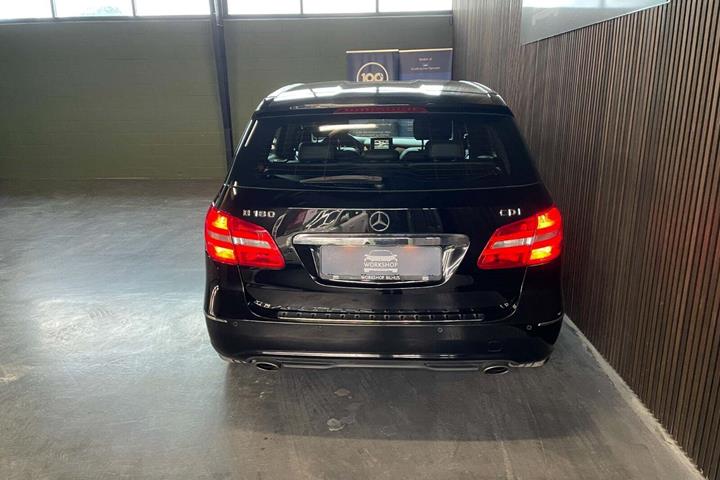 Sort Mercedes B180 fra 2014 set udefra