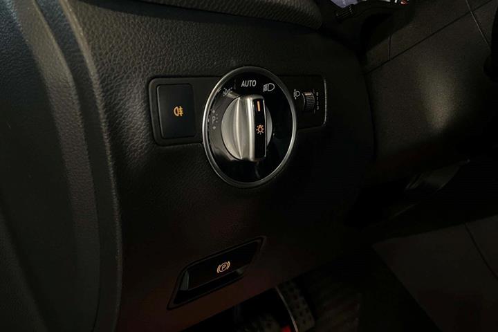 Sort Mercedes B180 fra 2014
