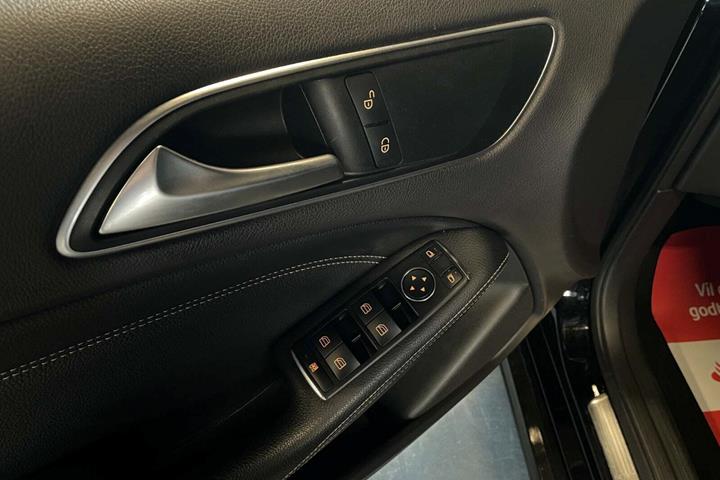 Sort Mercedes B180 fra 2014