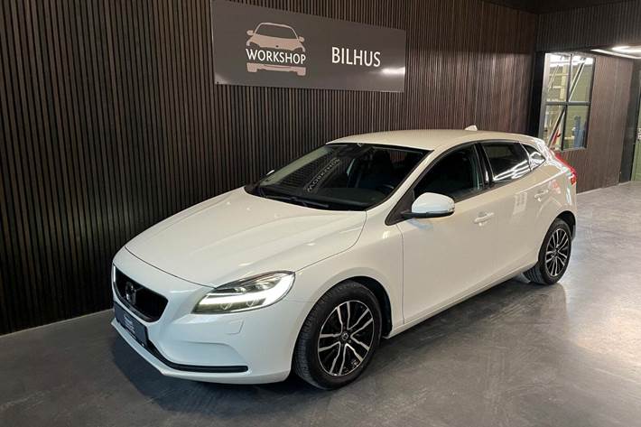 Hvid Volvo V40 fra 2018 set udefra
