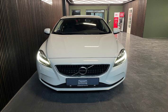 Hvid Volvo V40 fra 2018 set udefra