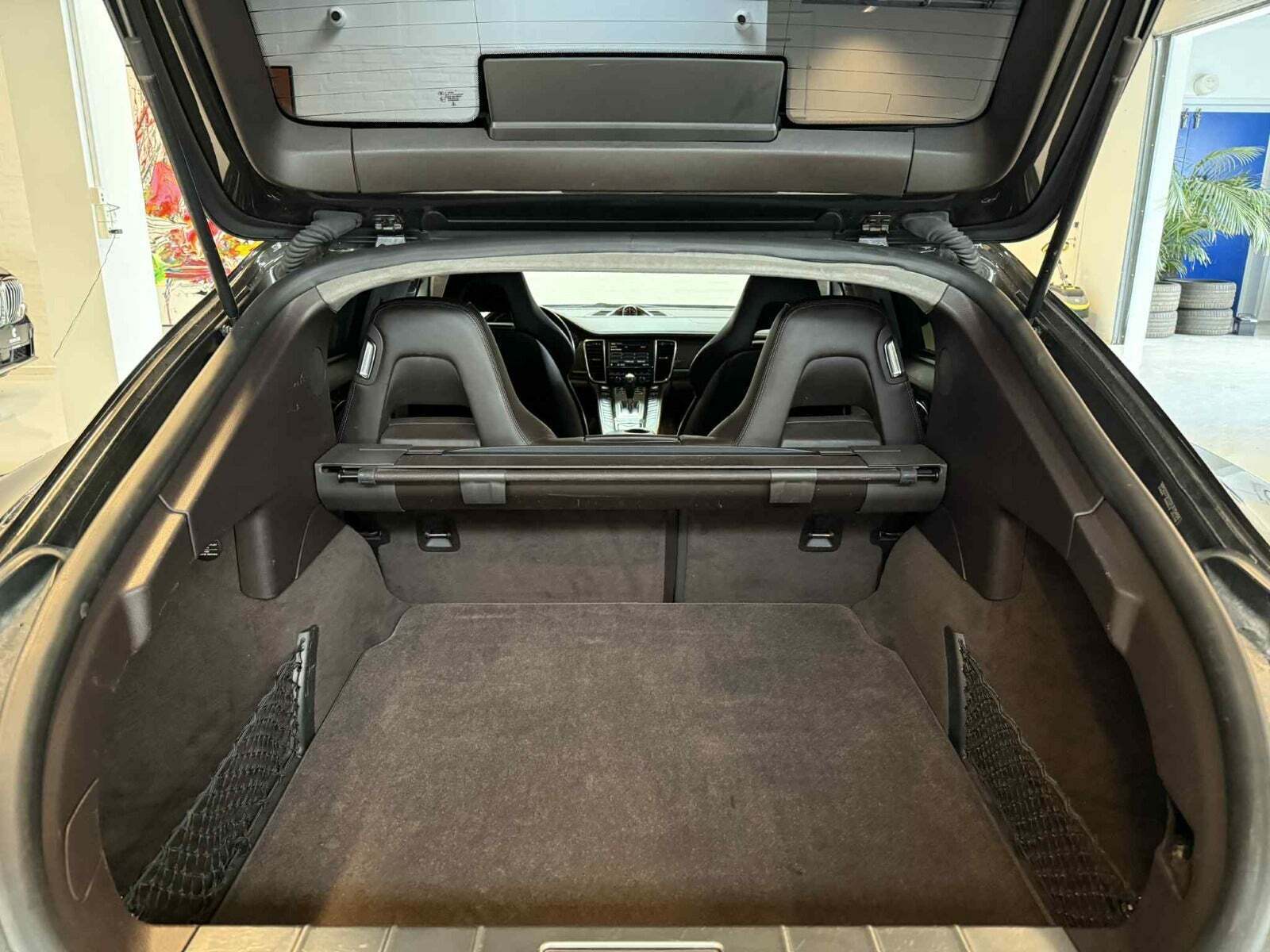 Sort Porsche Panamera GTS fra 2012