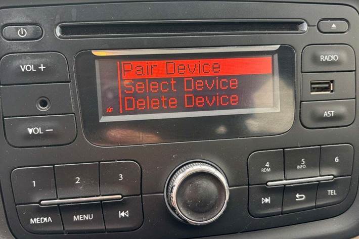 Hvid Dacia Lodgy fra 2016 set indefra