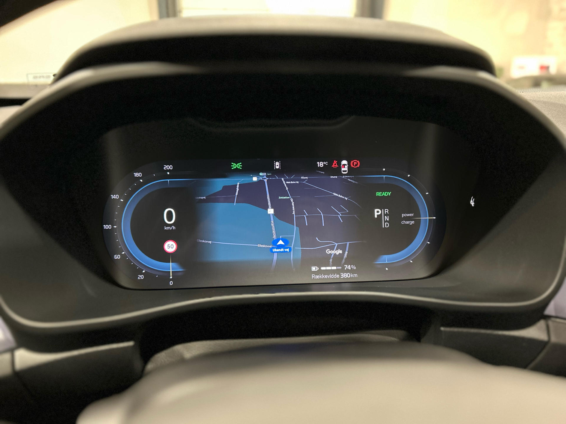 Grå Volvo EC40 fra 2024 set indefra