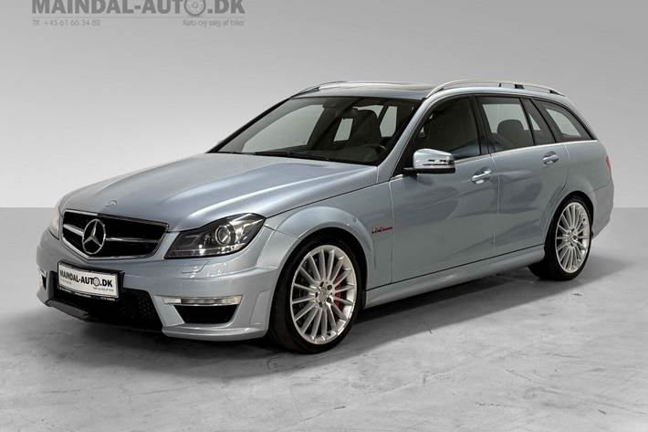 Rød Mercedes C63 fra 2013 set udefra