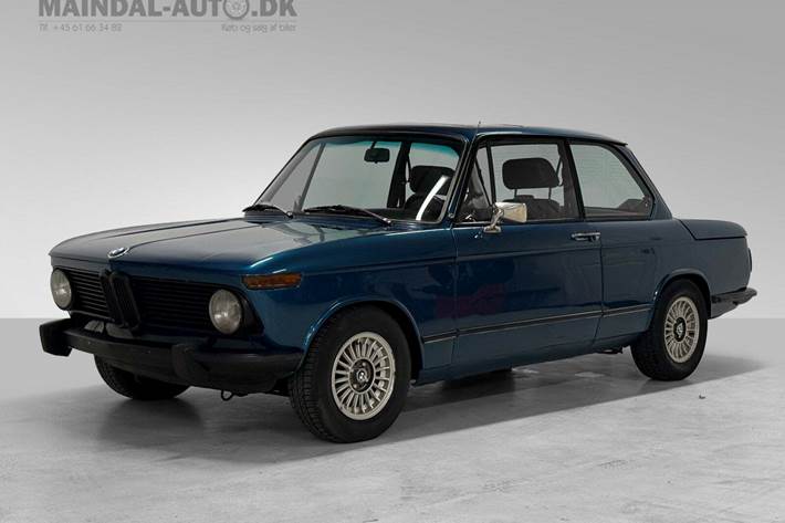 Blå BMW 2002 fra 1977 set udefra