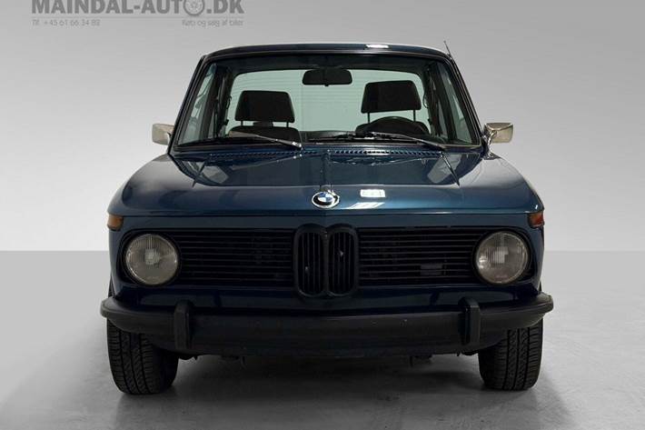 Blå BMW 2002 fra 1977 set udefra