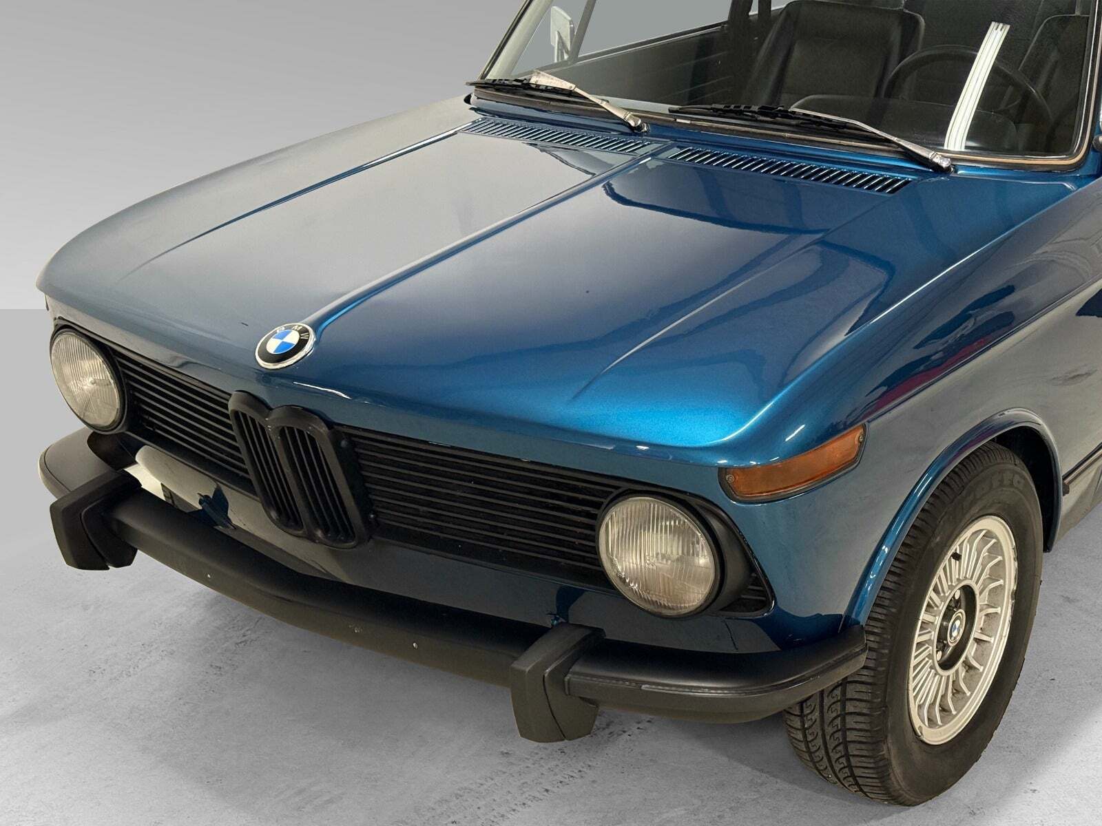 Blå BMW 2002 fra 1977 set udefra
