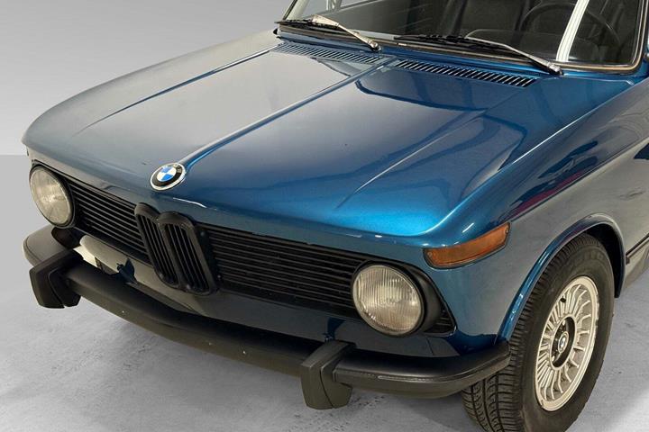Blå BMW 2002 fra 1977 set udefra