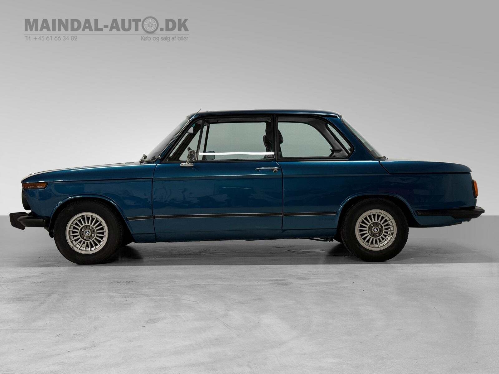 Blå BMW 2002 fra 1977 set udefra
