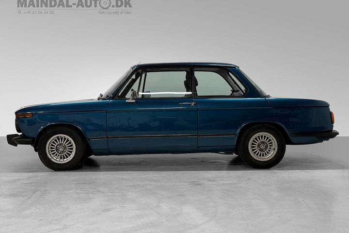 Blå BMW 2002 fra 1977 set udefra