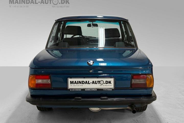 Blå BMW 2002 fra 1977 set udefra