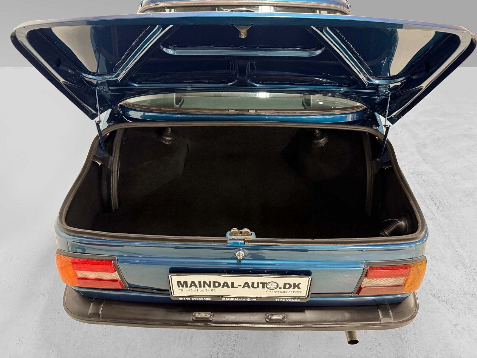 Blå BMW 2002 fra 1977 set indefra