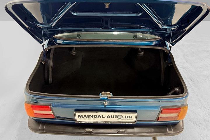 Blå BMW 2002 fra 1977 set indefra