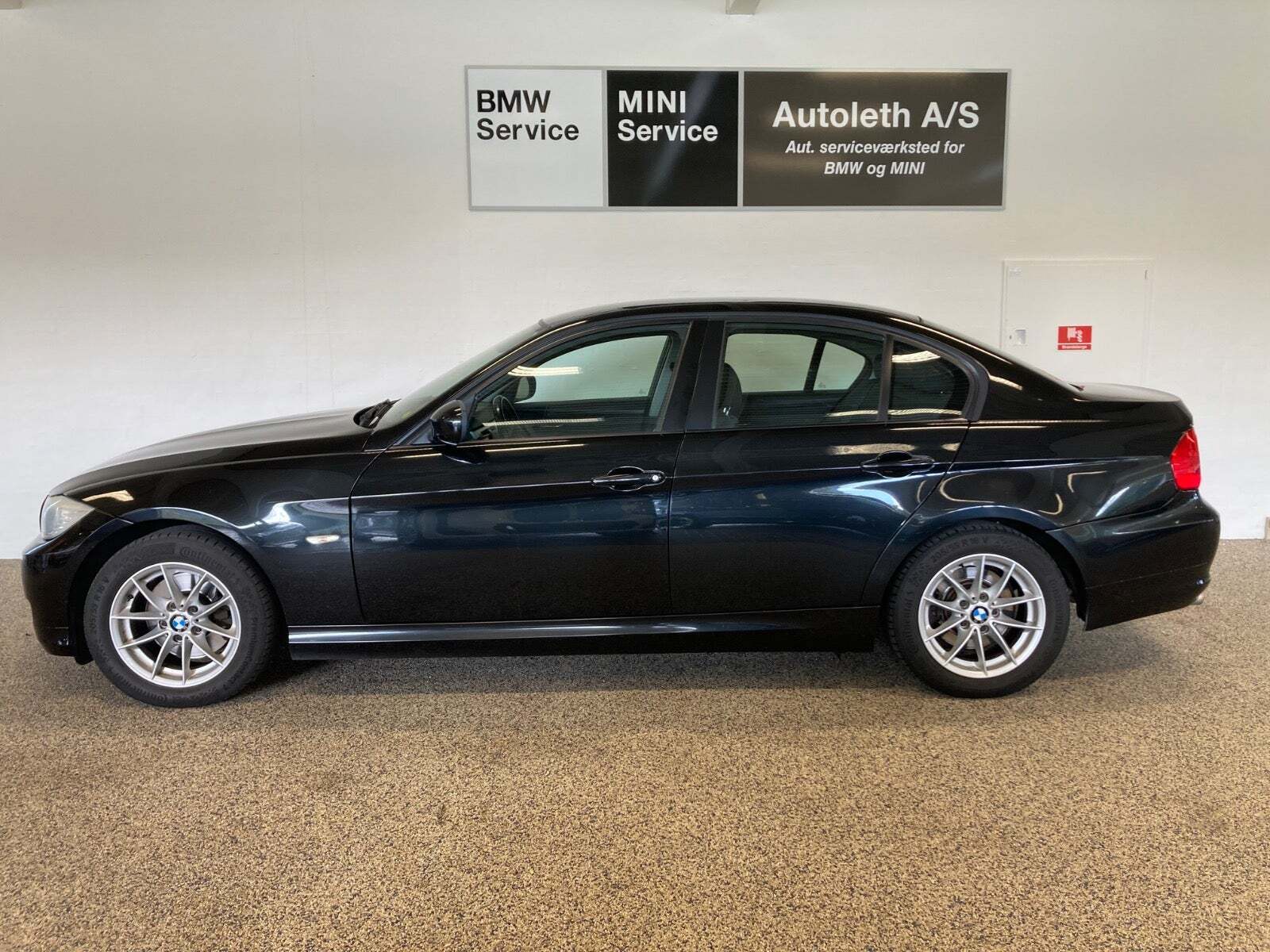 Sort BMW 320d fra 2011