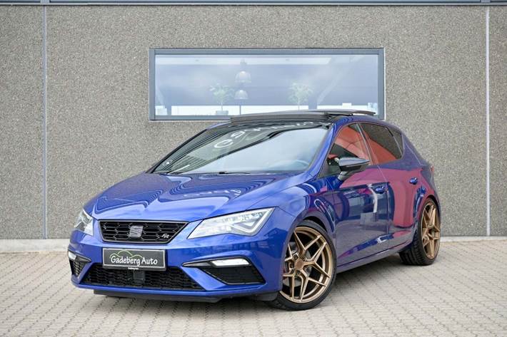 Blå Seat Leon fra 2019 set udefra
