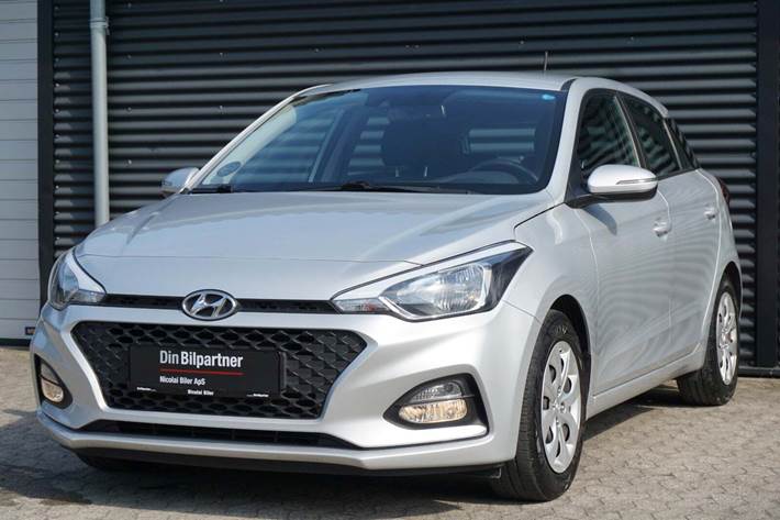 Sølv Hyundai i20 fra 2020 set udefra