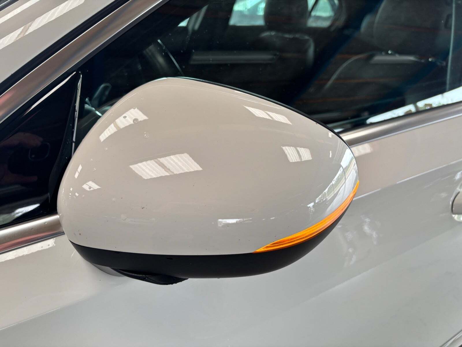 Hvid Mercedes A250 e fra 2021 set udefra