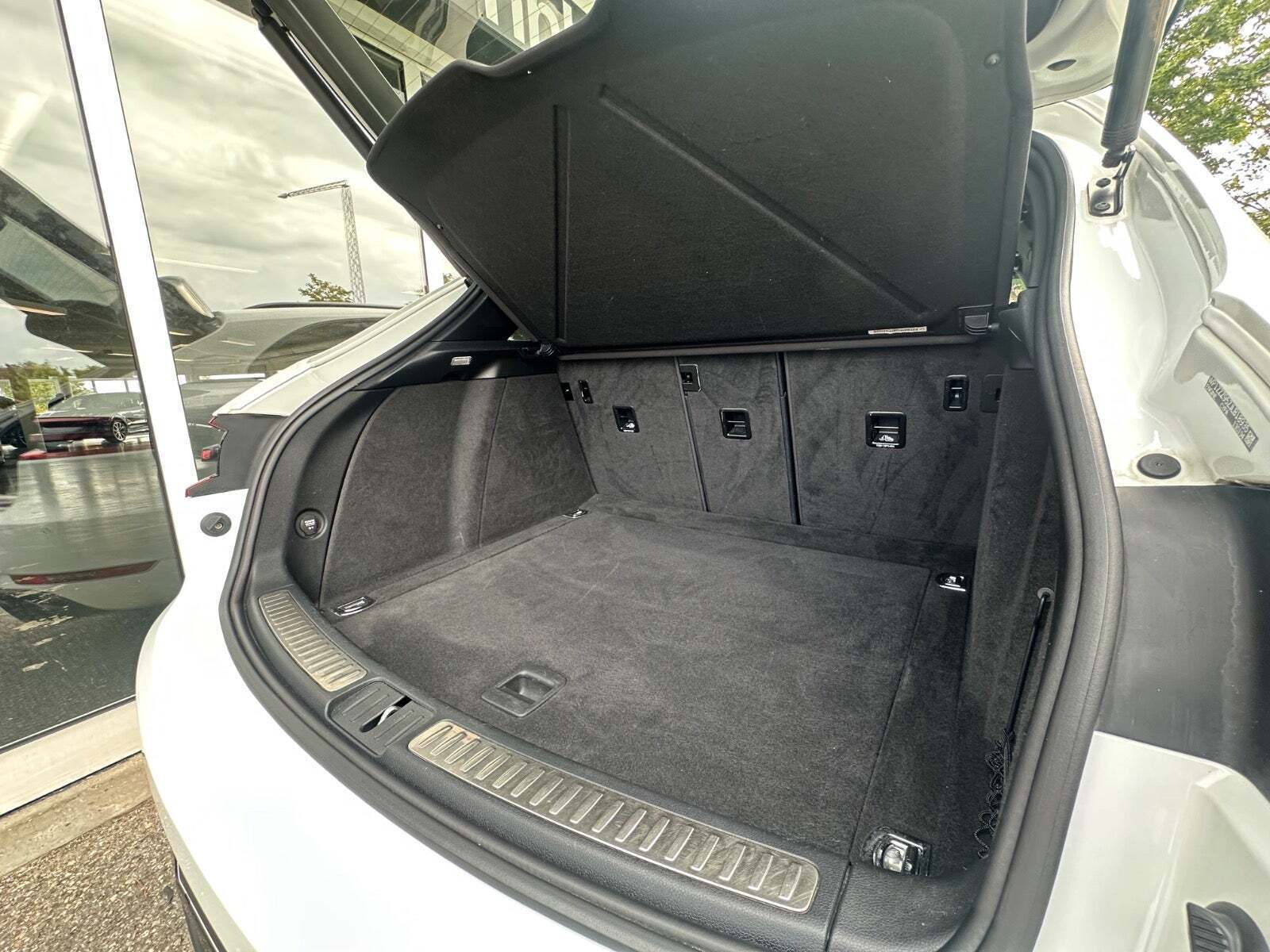 Hvid Porsche Macan fra 2018 set indefra