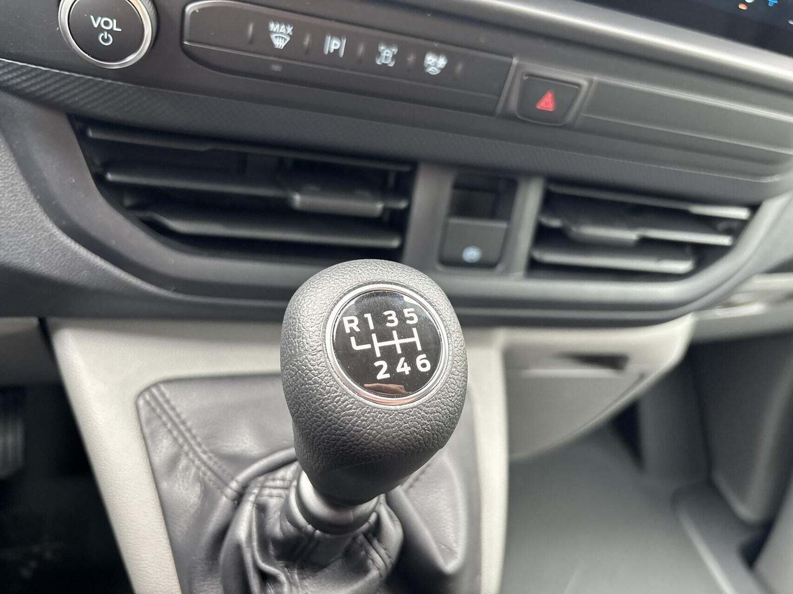 Hvid Ford Transit Custom 320L fra 2025