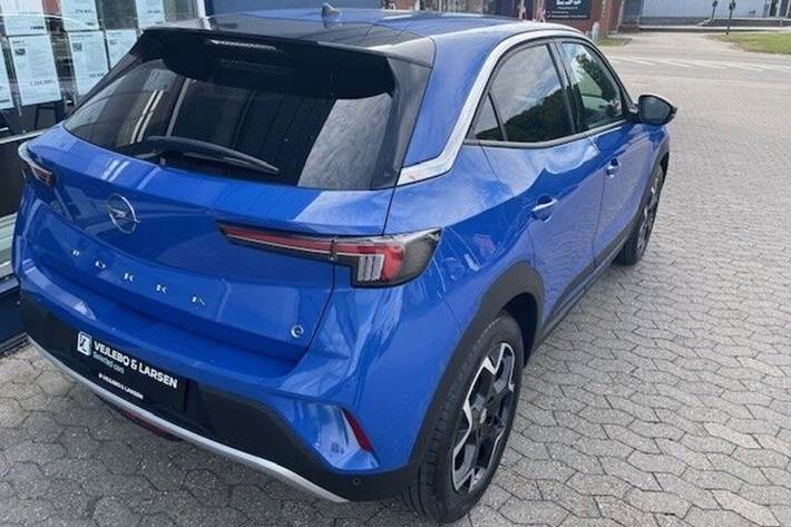 Blå Opel Mokka-e fra 2024