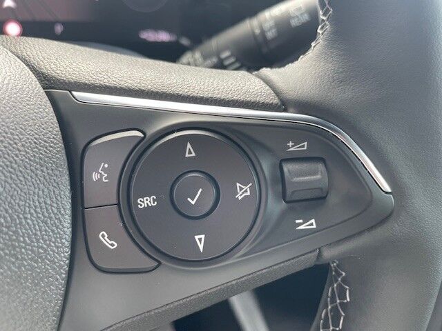 Blå Opel Mokka-e fra 2024