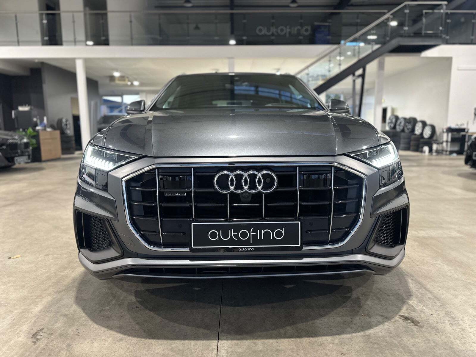 Grå Audi Q8 fra 2019