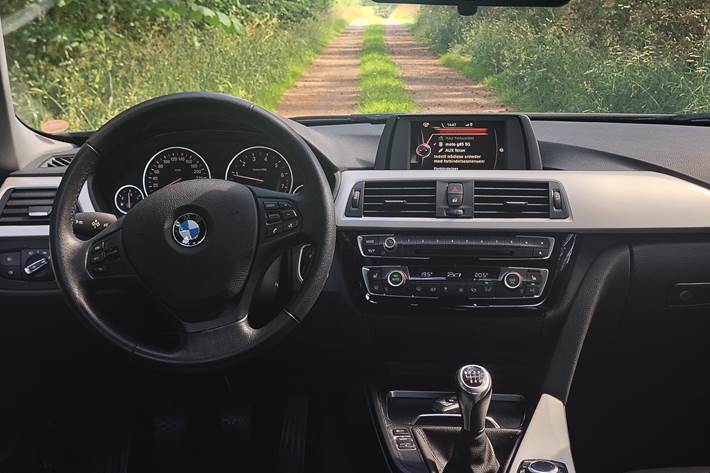 Sort BMW 3-Serie fra 2016