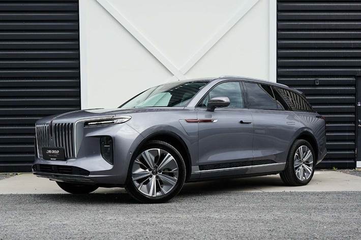 Grå Hongqi E-HS9 fra 2023 set udefra