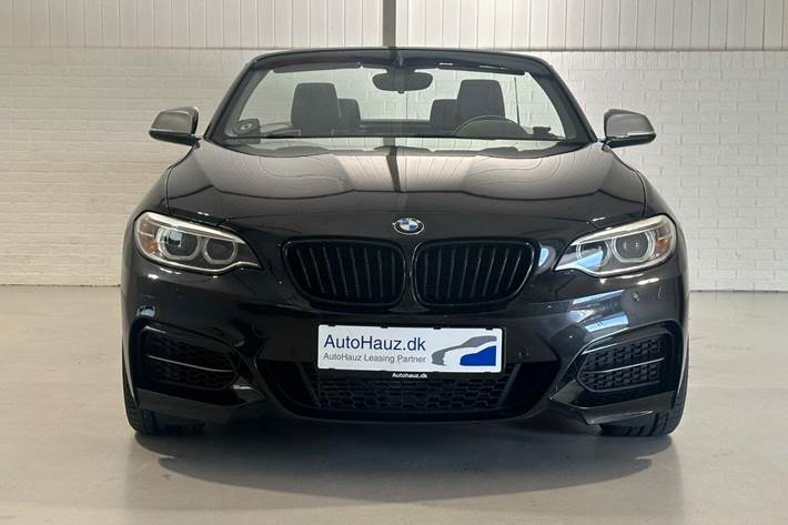 Sort BMW M235i fra 2016 set udefra