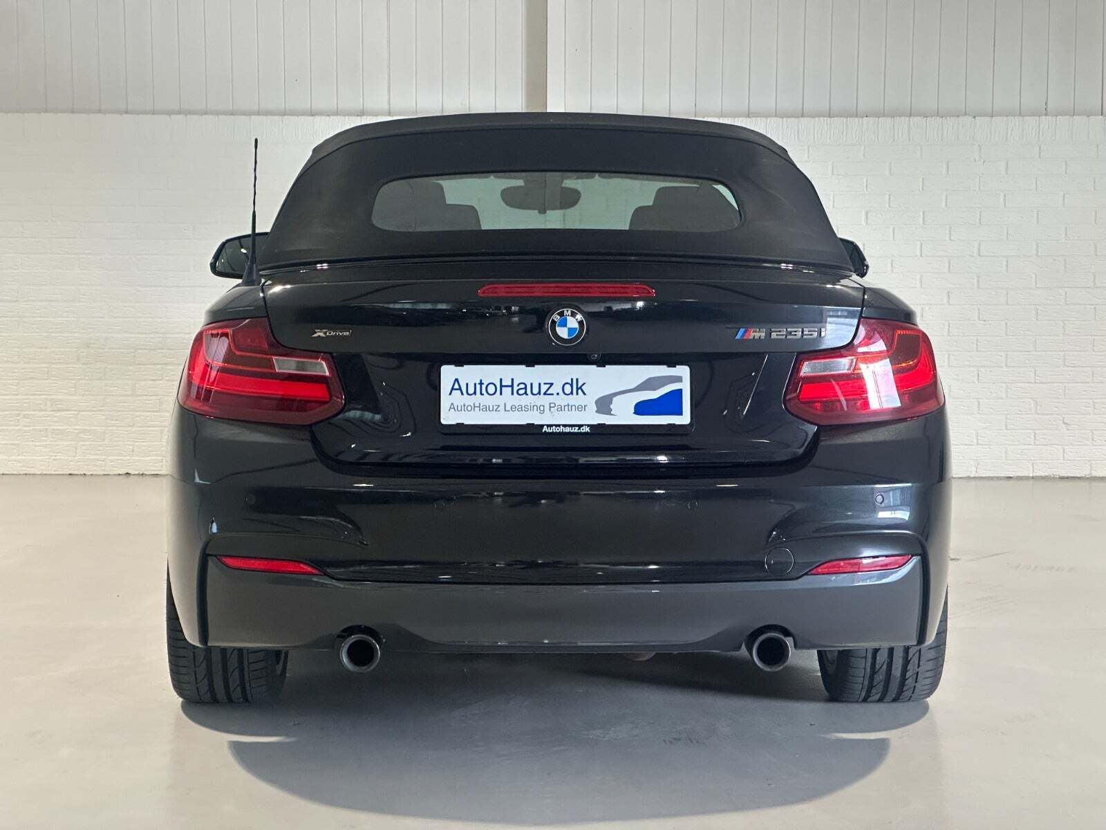 Sort BMW M235i fra 2016 set udefra