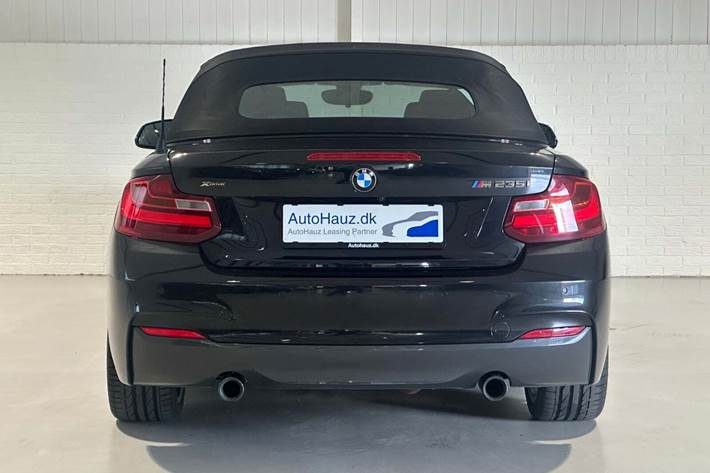 Sort BMW M235i fra 2016 set udefra