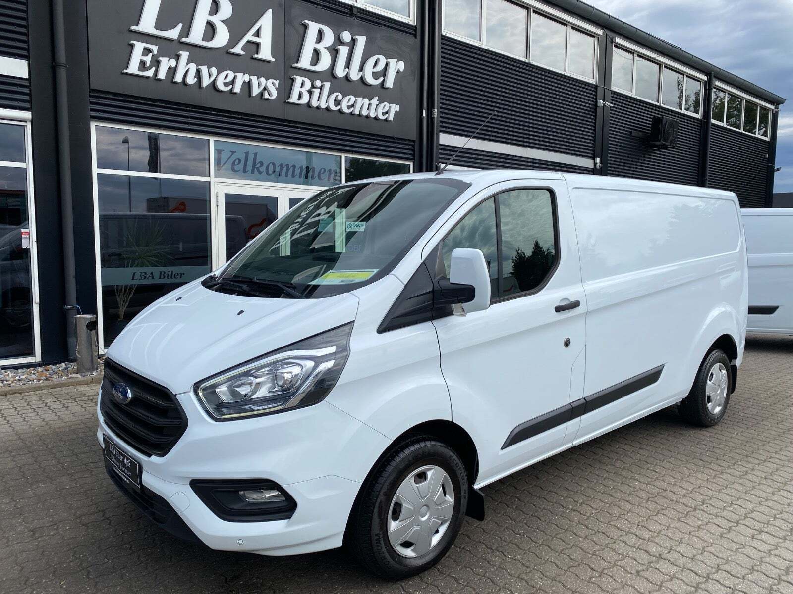 Hvid Ford Transit Custom 300L fra 2019 set udefra