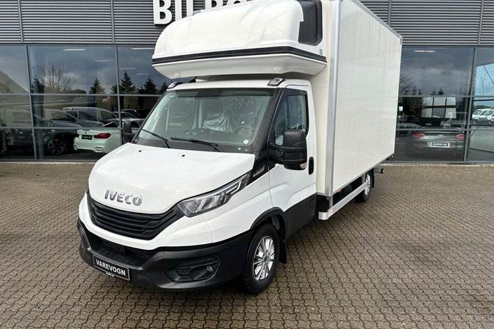 Hvid Iveco Daily fra 2024 set udefra