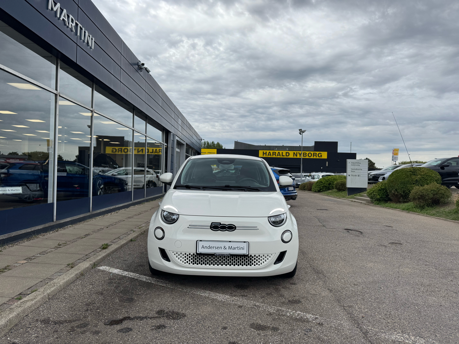 Hvid Fiat 500e fra 2023