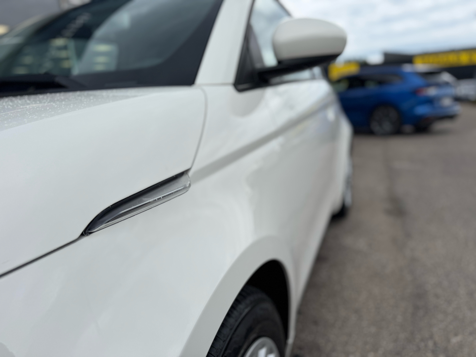 Hvid Fiat 500e fra 2023